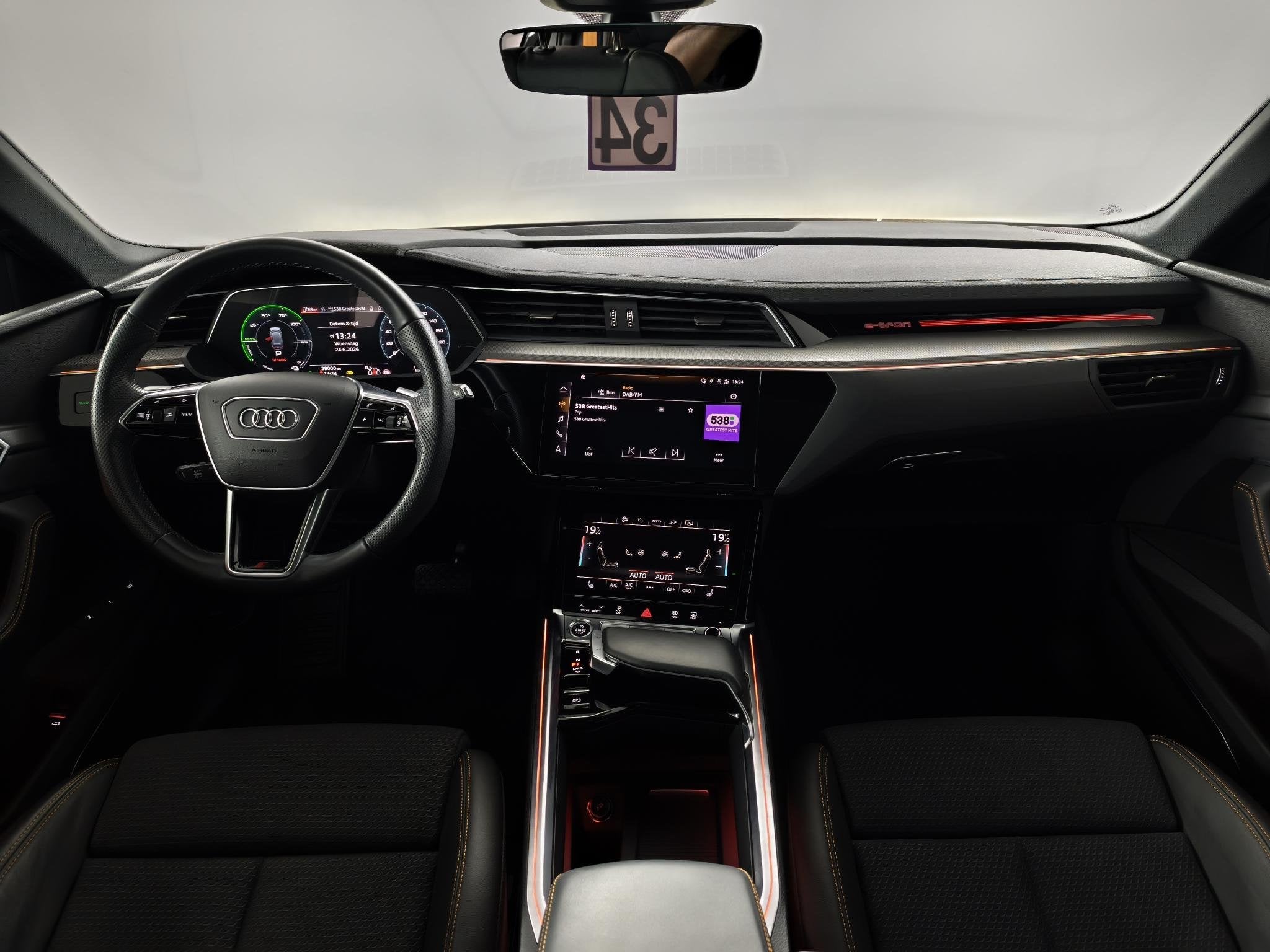 Audi E-Tron 55 quattro S edition 95 kWh | BLACK EDITION | AF, Auto's, Audi, Huisgarantie, 95 kWh, Met garantie (alle), Leder en Stof