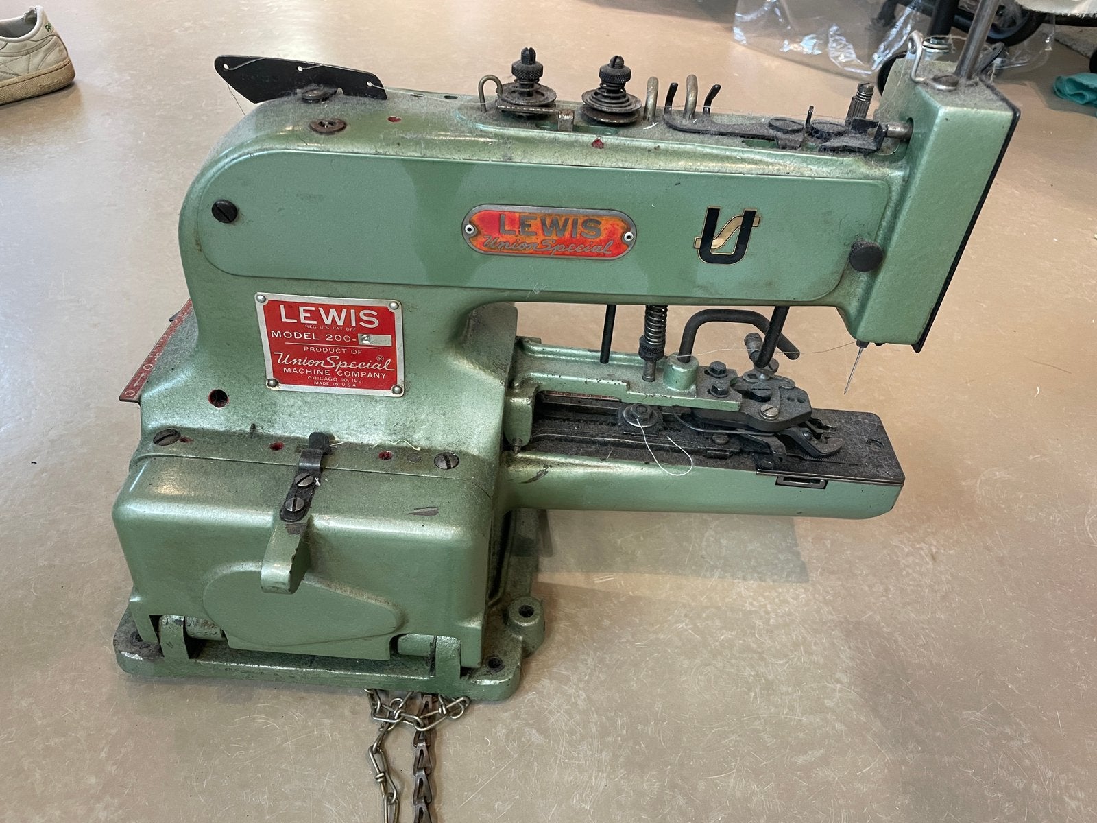 Lewis Knopen machine, Ophalen