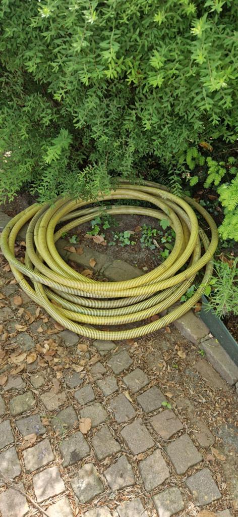 Gele spiraal slang 20-25 meter, 38mm buitenmaat, Ophalen of Verzenden, Gebruikt