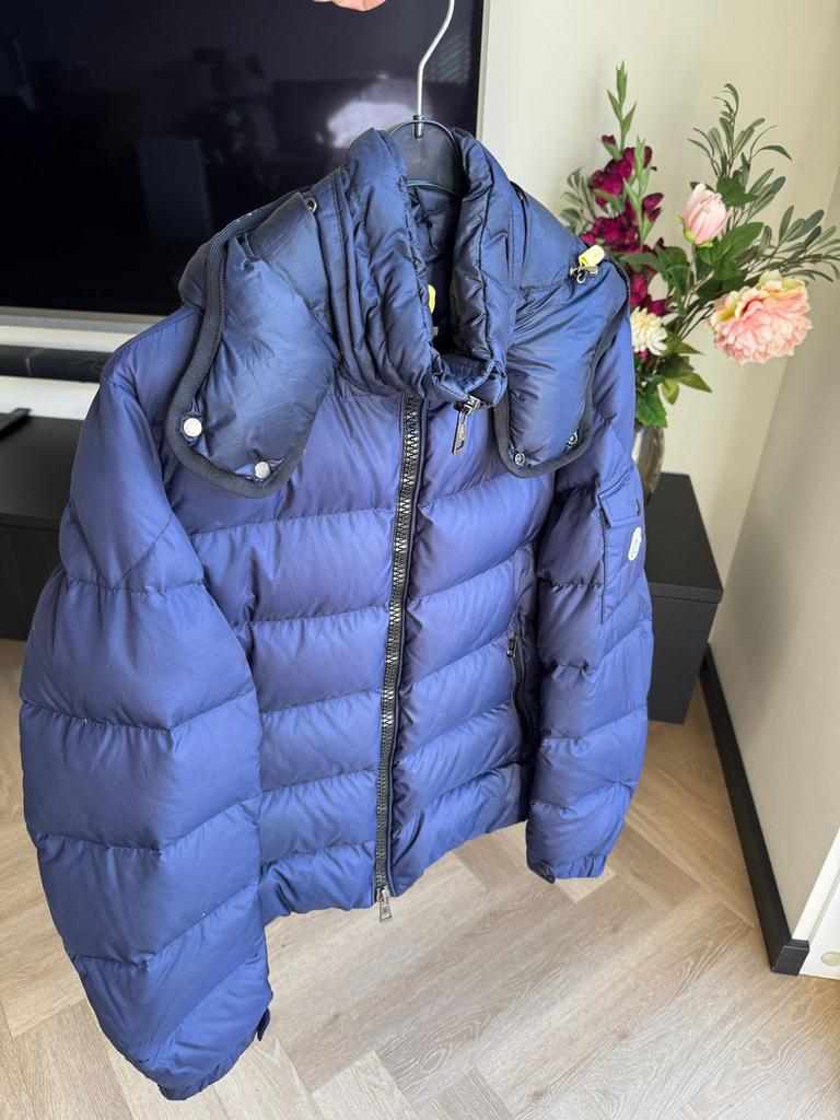 Originele Donkerblauwe Moncler jas maat M (2), Ophalen of Verzenden, Zo goed als nieuw, Maat 48/50 (M), Blauw