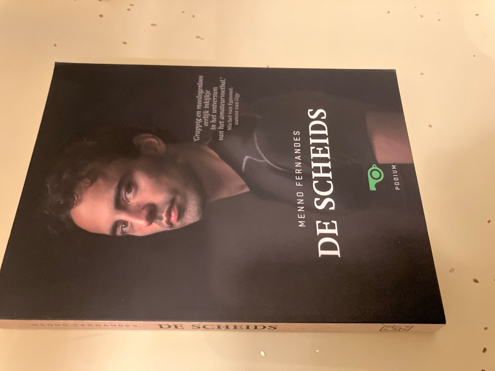 De Scheids - Menno Fernandes (Voetbalboek), Boeken, Ophalen of Verzenden, Nieuw, Balsport