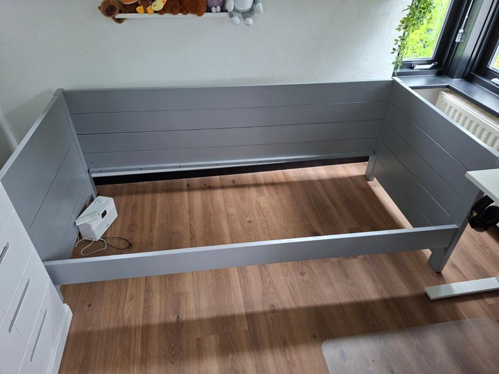 Bed 90x200 met lattenbodem achterwand ombouw, Ophalen, 90 cm, Eenpersoons, Zo goed als nieuw