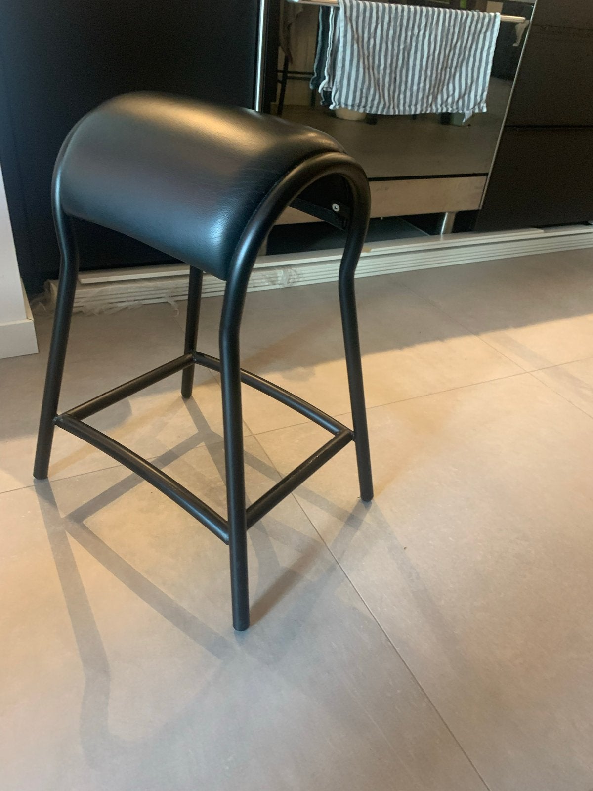 Zwarte ergonomische barkruk met leren zitting 65 cm hoogte, Ophalen, Met voetsteun, 60 tot 90 cm, Nieuw