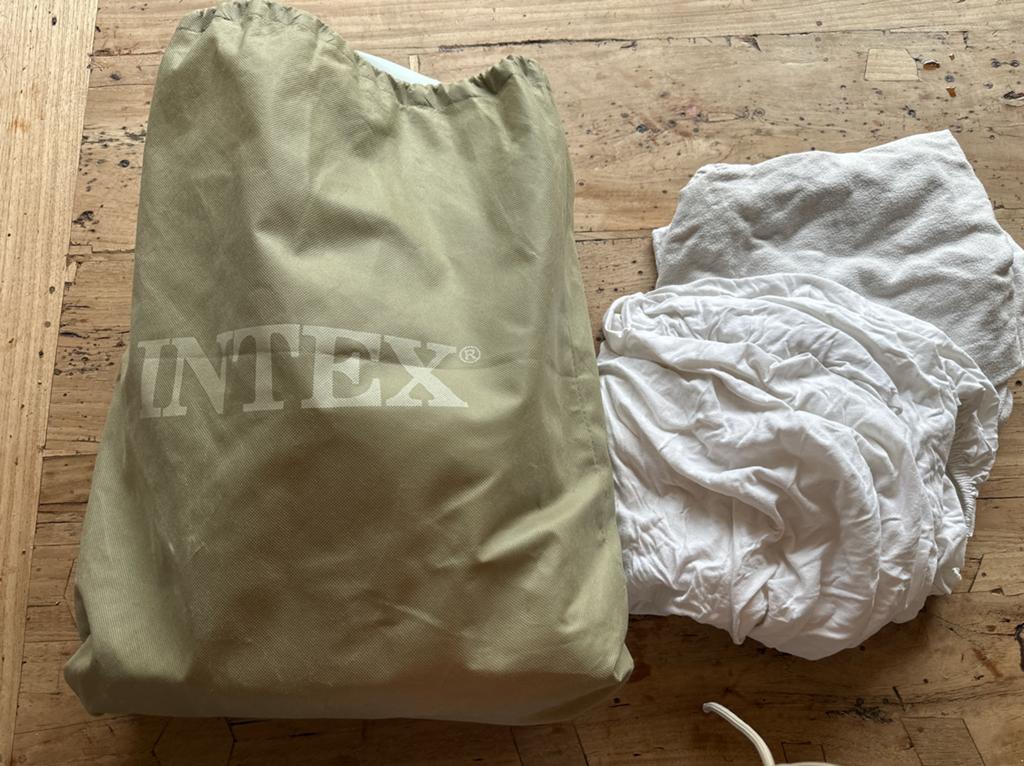 Intex peuter luchtbed met opstaande rand, Ophalen of Verzenden, Zo goed als nieuw, 1-persoons