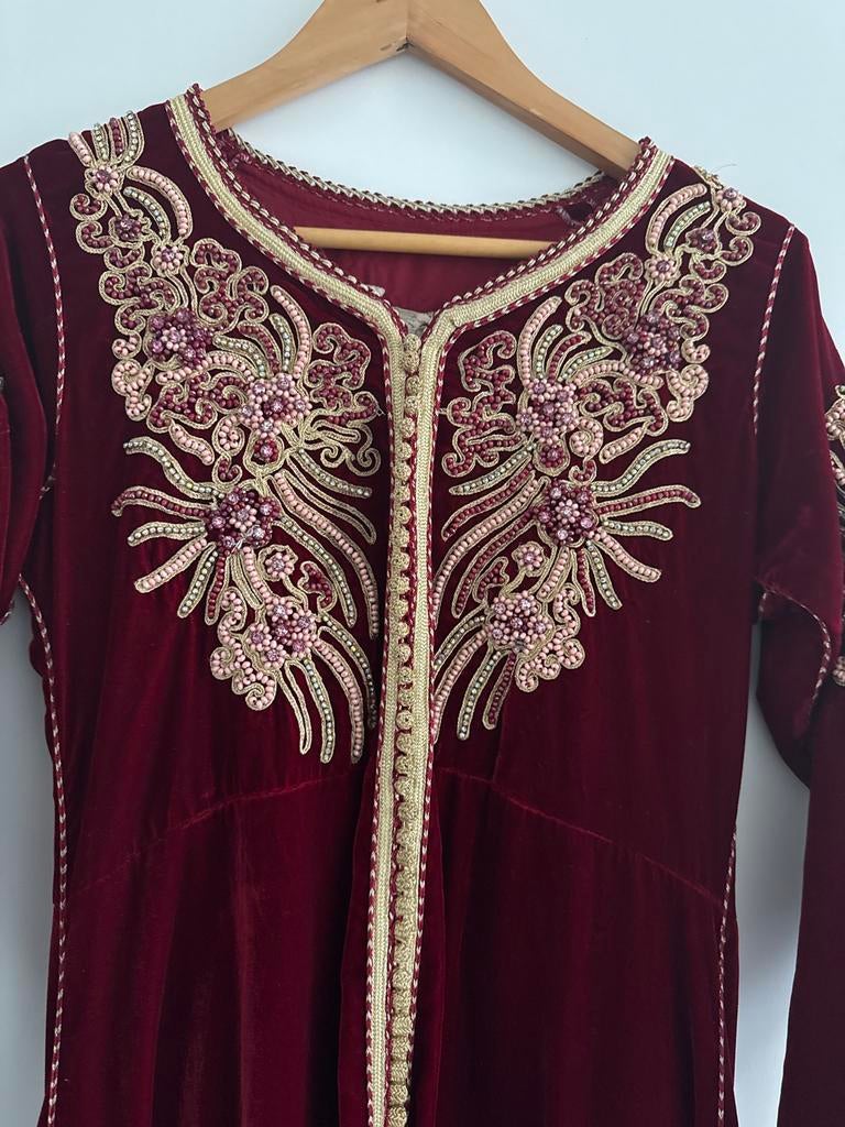 Bordeauxrode Marokkaanse jurk met gouden borduursels, Ophalen of Verzenden, Gedragen, Maat 38/40 (M), Rood