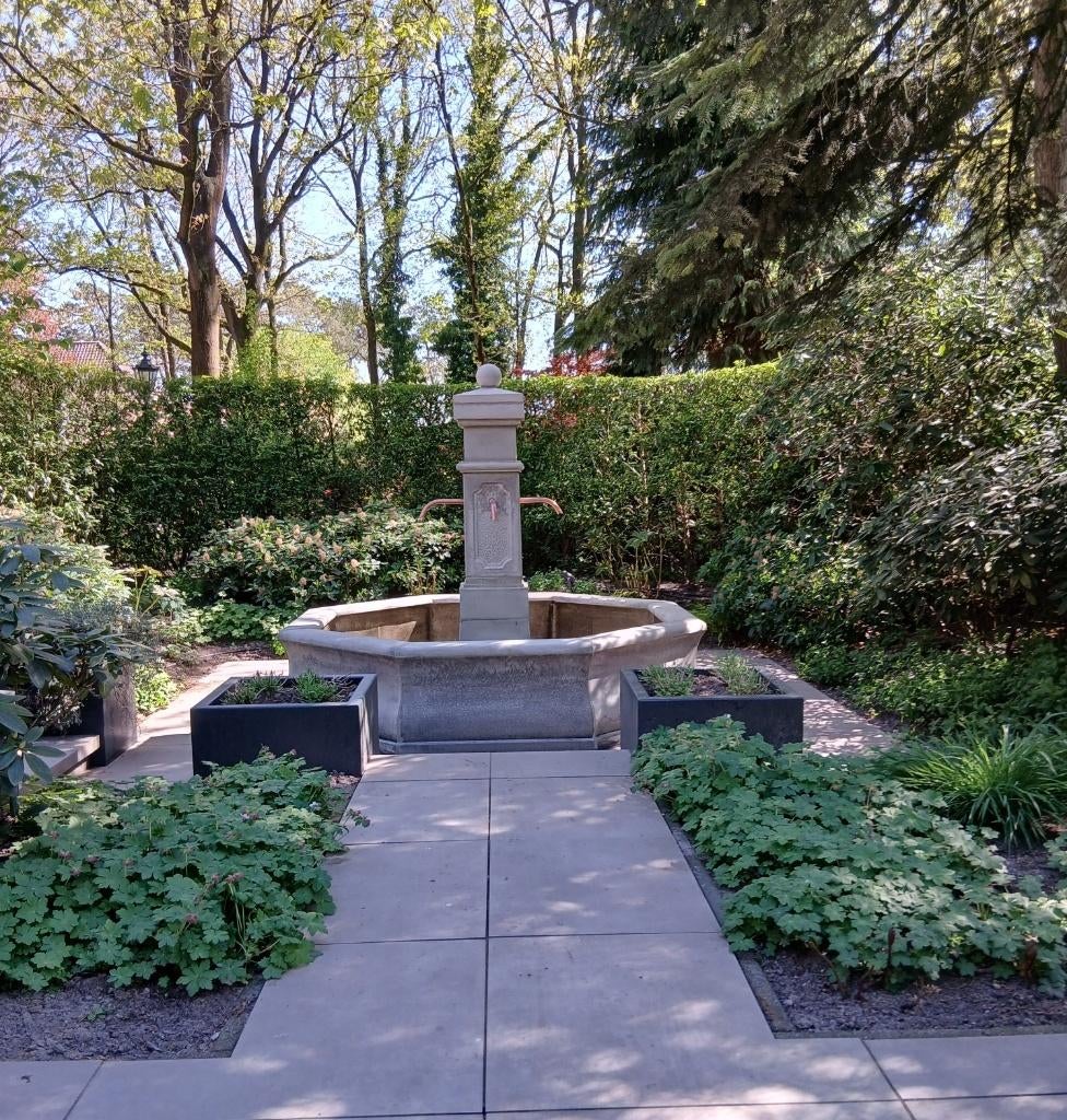 Franse dorpsfontein ALL INN, Ophalen, Nieuw, Beton, Fontein