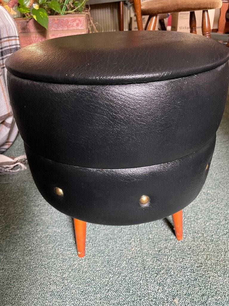 Retro poefje zwart met schuine pootjes, Ophalen, Minder dan 50 cm, Rond, Minder dan 50 cm