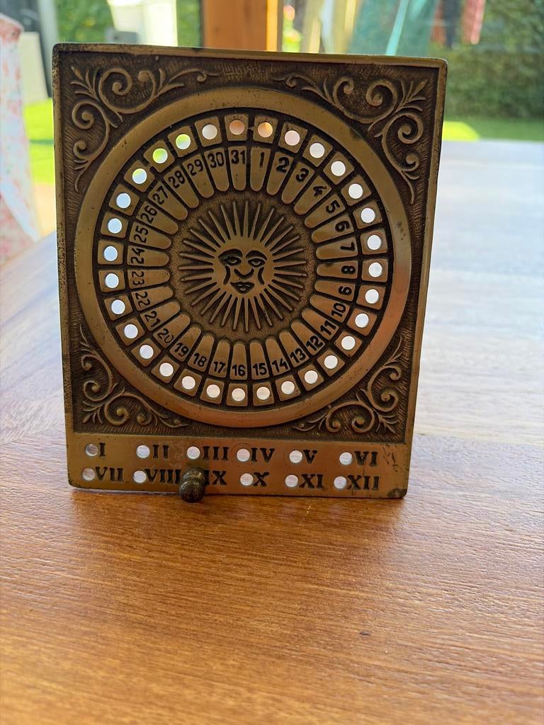 Vintage Messing Eeuwigdurende Kalender - Zon Gezicht, Ophalen