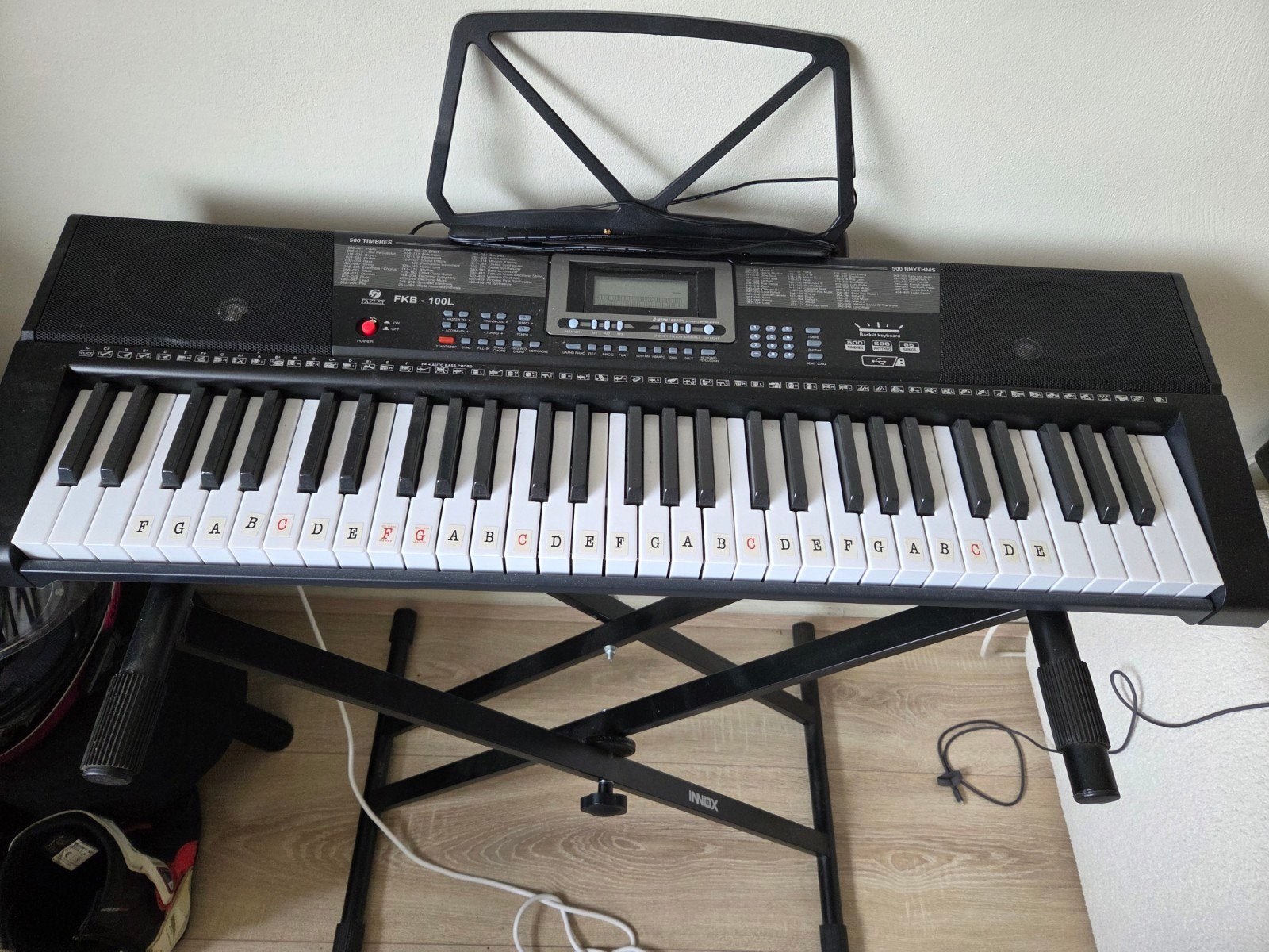 Keyboard met standaard en boekhouder, Muziek en Instrumenten, 61 toetsen, Zo goed als nieuw, Met standaard, Ophalen