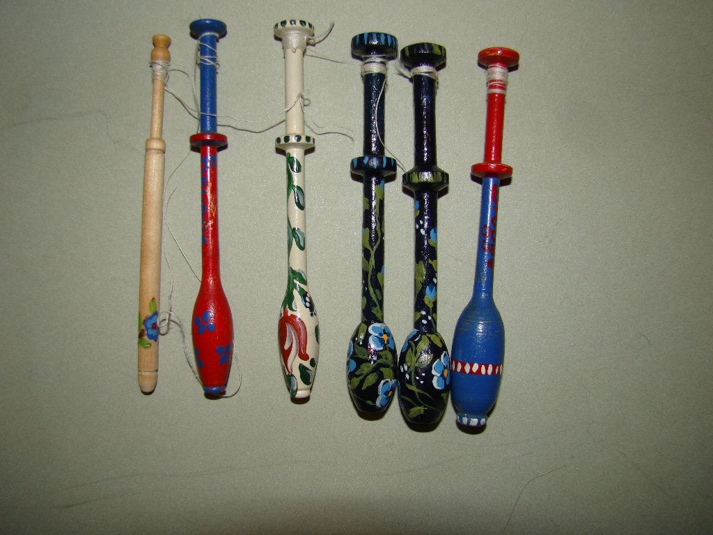 6 houten hand beschilderde kantklossen klosjes antiek, Hobby en Vrije tijd, Kantklossen, Ophalen of Verzenden, Zo goed als nieuw