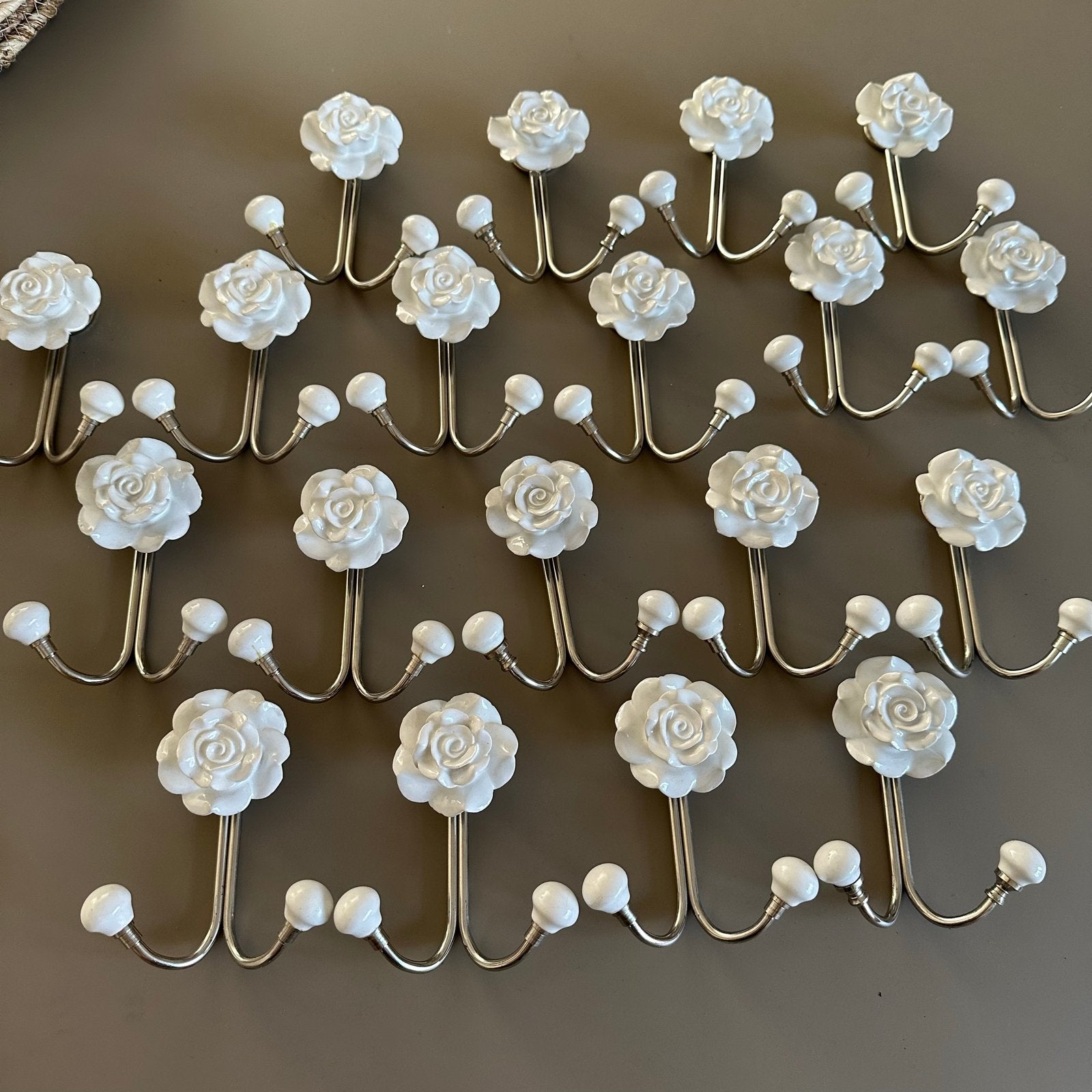 Set van 19 rozen wandhaken - wit en metaal, Gebruikt, Wandhaken, Ophalen of Verzenden, Minder dan 100 cm
