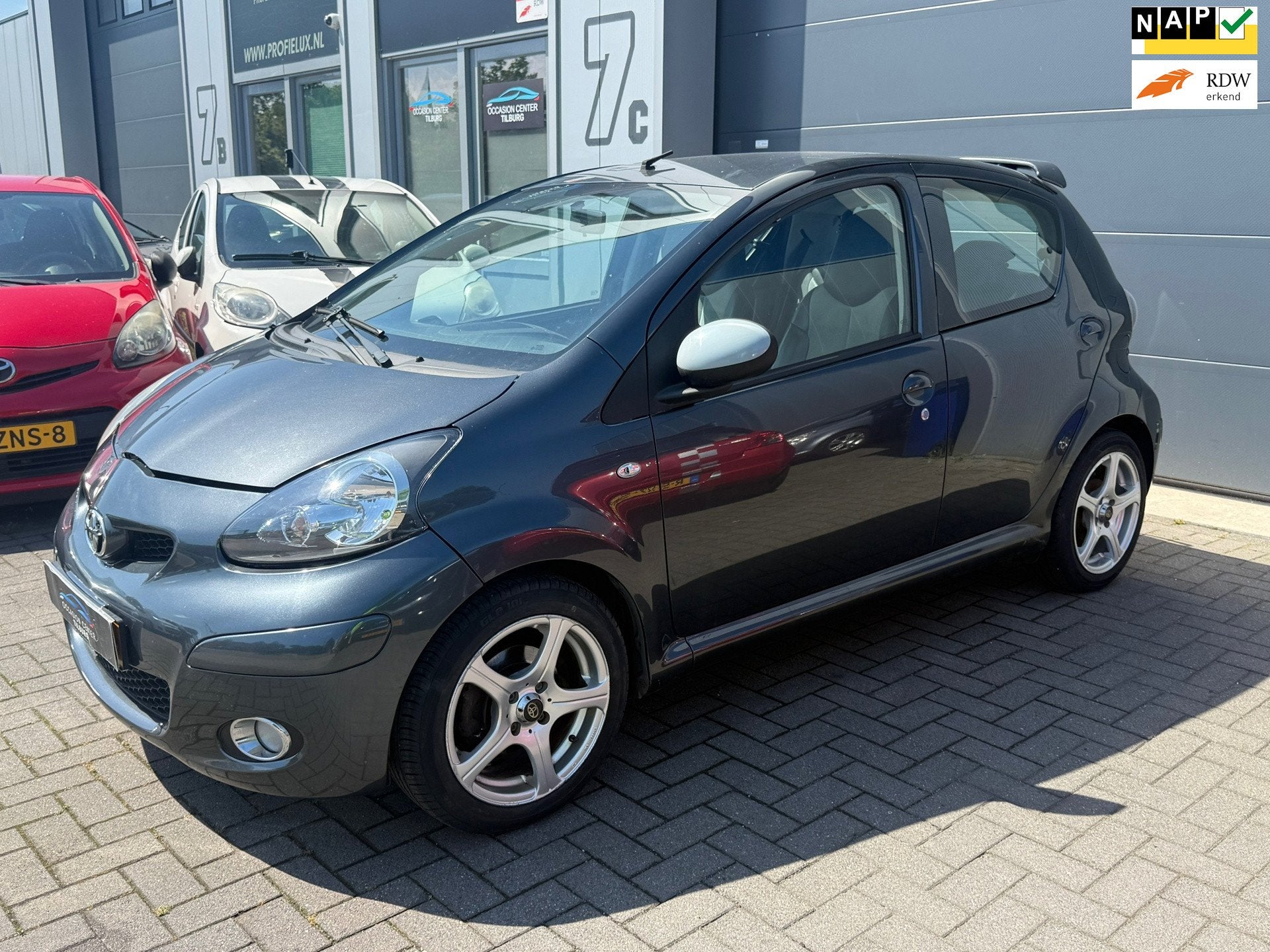 Toyota Aygo 1.0 AIRCO | ELEKTR PAKKET | APK 10-26 | NAP |, Voorwielaandrijving, Gebruikt, Zwart, 4 stoelen