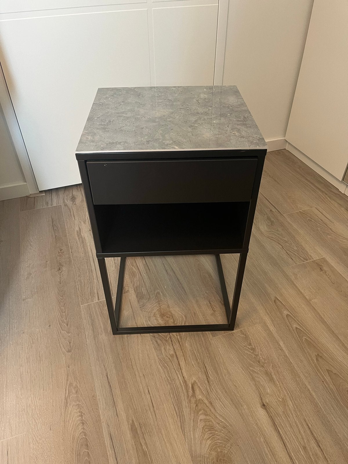 Ikea VIKHAMMER nachtkastje met marmerlook blad, Huis en Inrichting, Minder dan 55 cm, Gebruikt, Metaal of Aluminium, Rechthoekig