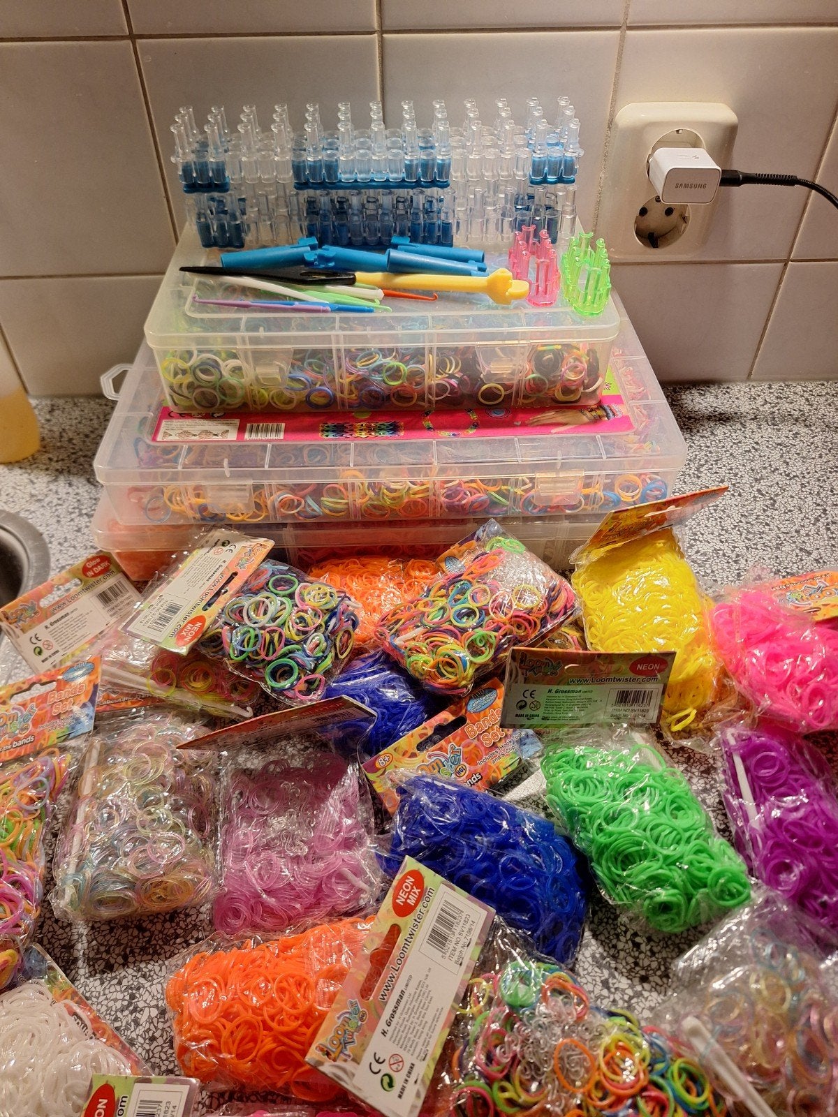 Grote set Loom Bands met opbergdozen en accessoires, Hobby en Vrije tijd, Knutselen, Ophalen, Overige thema's, Meerkleurig, Zo goed als nieuw