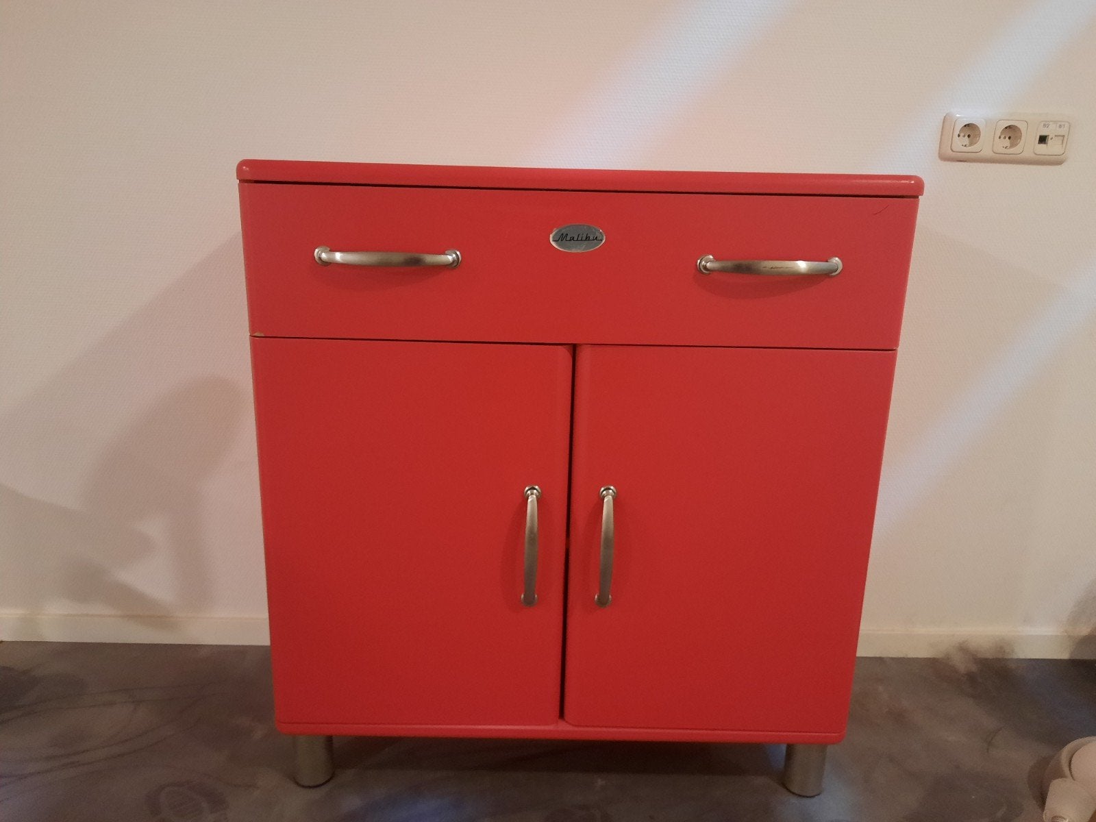 Rode Malibu kast in zeer nette staat., Ophalen, Zo goed als nieuw, 25 tot 50 cm