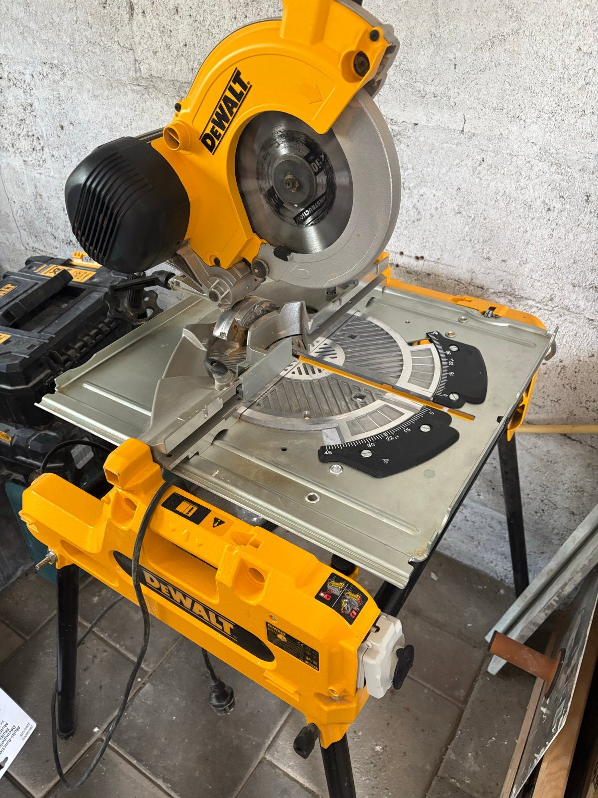 DeWalt DW743N Afkortzaag/Tafelzaag - Zeer Goede Staat, 70 mm of meer, Ophalen of Verzenden, Zo goed als nieuw, Afkortzaag