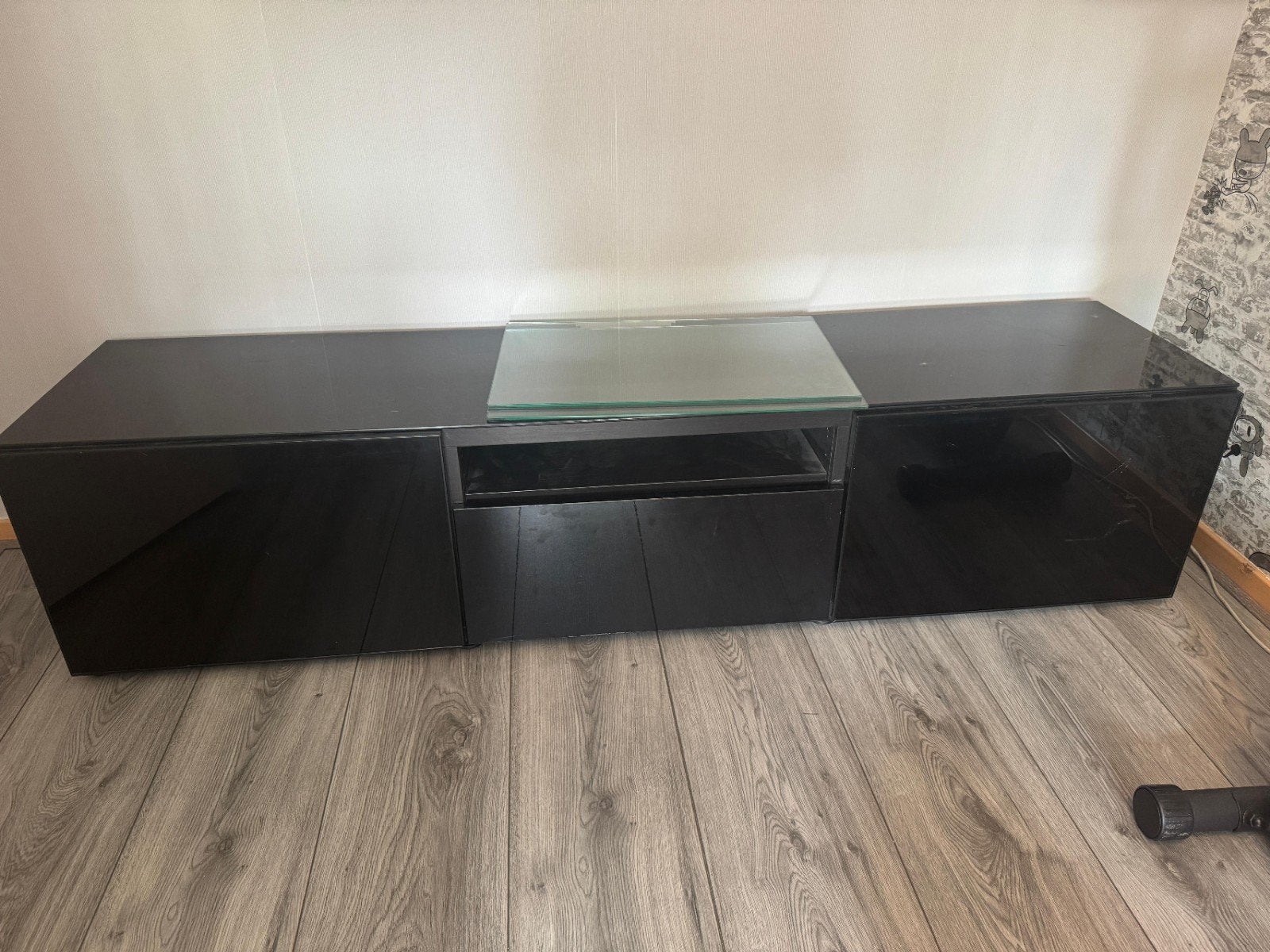 Zwart TV-meubel met glazen blad - Hangend of staand model, Huis en Inrichting, Gebruikt, 150 tot 200 cm, Overige houtsoorten, Ophalen of Verzenden