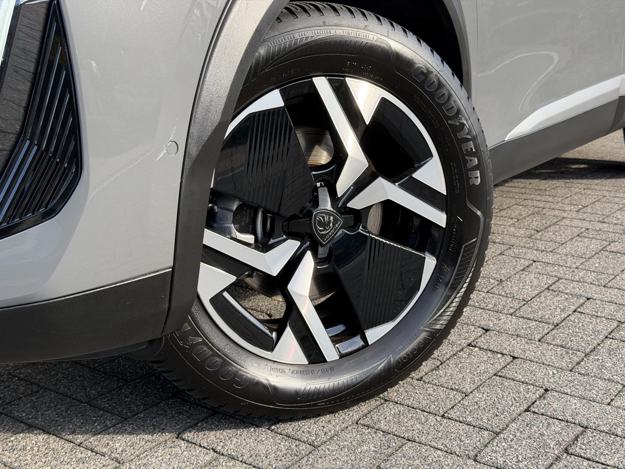 Peugeot 2008 GT 1.2 Hybrid 145PK e-DCS6 Automaat Navigatie,, 136 pk, Gebruikt, Euro 6, 1199 cc