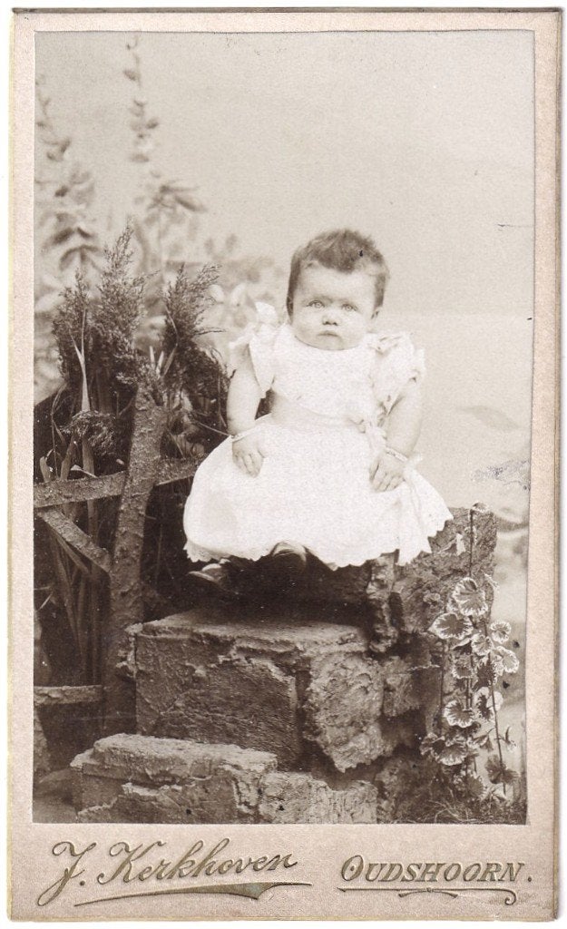 CDV - Kind Baby Witte Jurk - Foto Kerkhoven Oudshoorn, Verzamelen, Gebruikt, Foto, Ophalen of Verzenden, Voor 1940