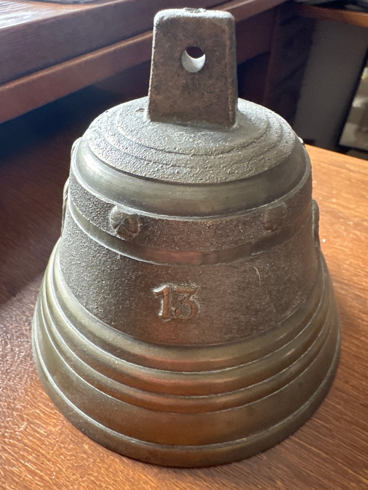Antieke bronzen bel met religieuze symbolen en nummer 13, Antiek en Kunst, Ophalen of Verzenden