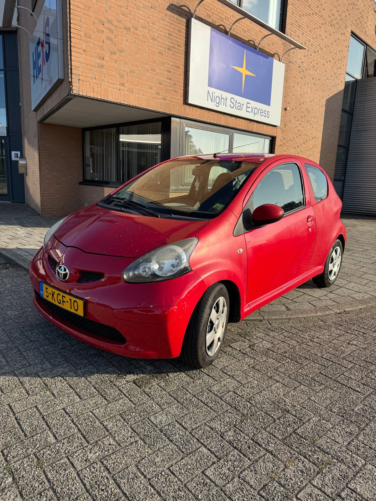 Toyota Aygo 1.0 12V 2007 | 3 Deurs | Rood, Voorwielaandrijving, 4 stoelen, Bluetooth, 68 pk