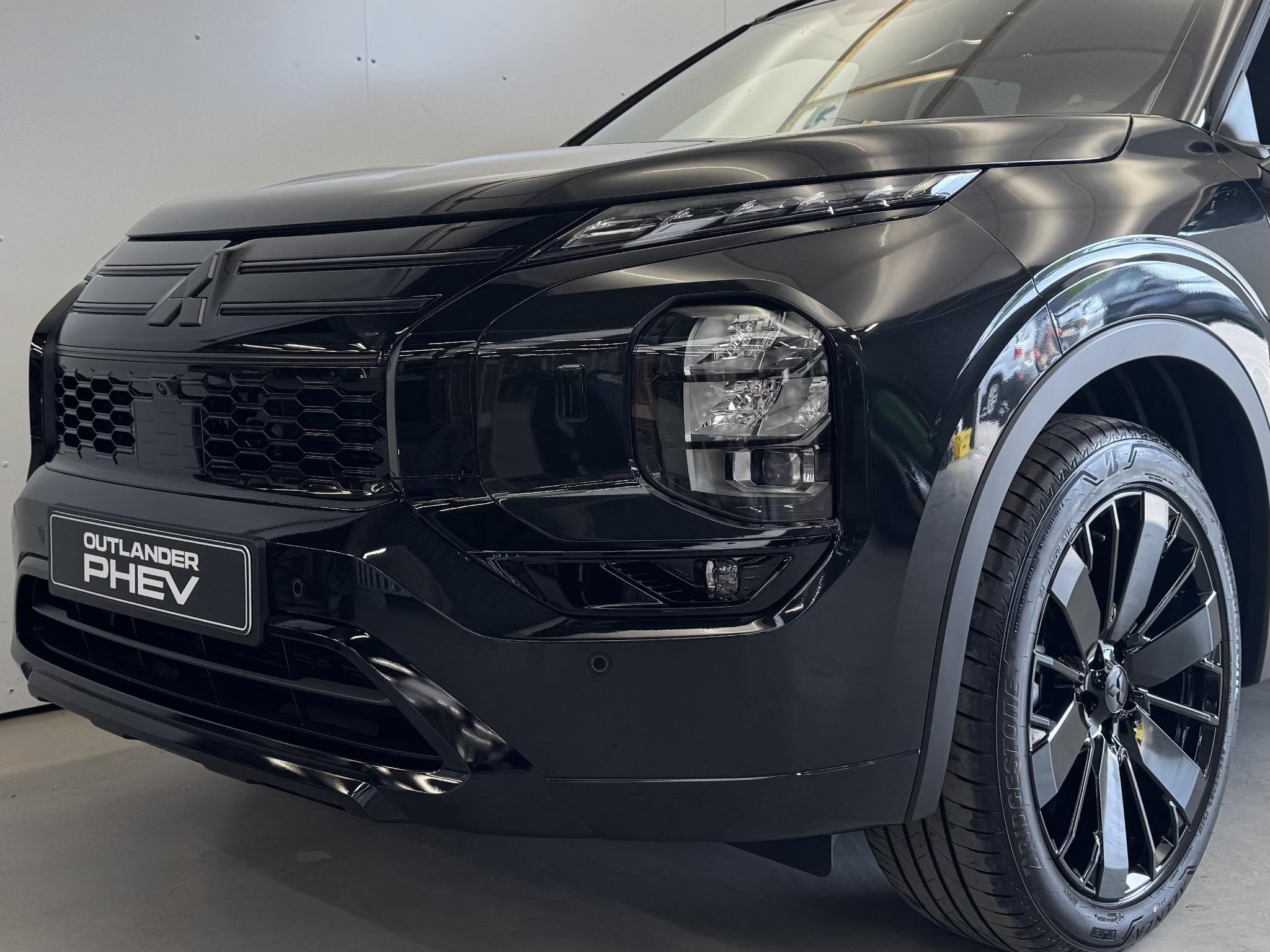 Mitsubishi Outlander 2.4 PHEV Black Edition | Actieprijs | N, Auto's, Automaat, Outlander, 4 cilinders, Zwart