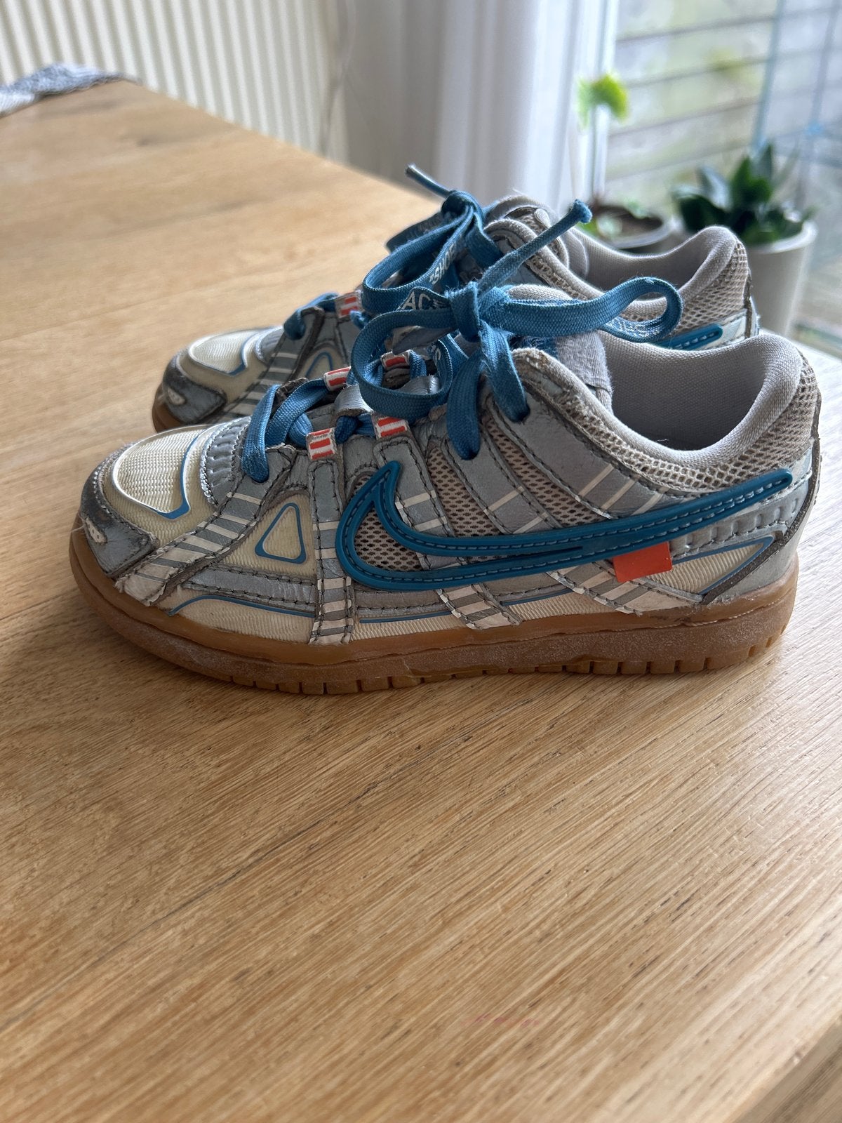 Licht gebruikte Off-White Nike kinderschoenen maat 28,5, Kinderen en Baby's, Gebruikt, Ophalen of Verzenden, Jongen of Meisje