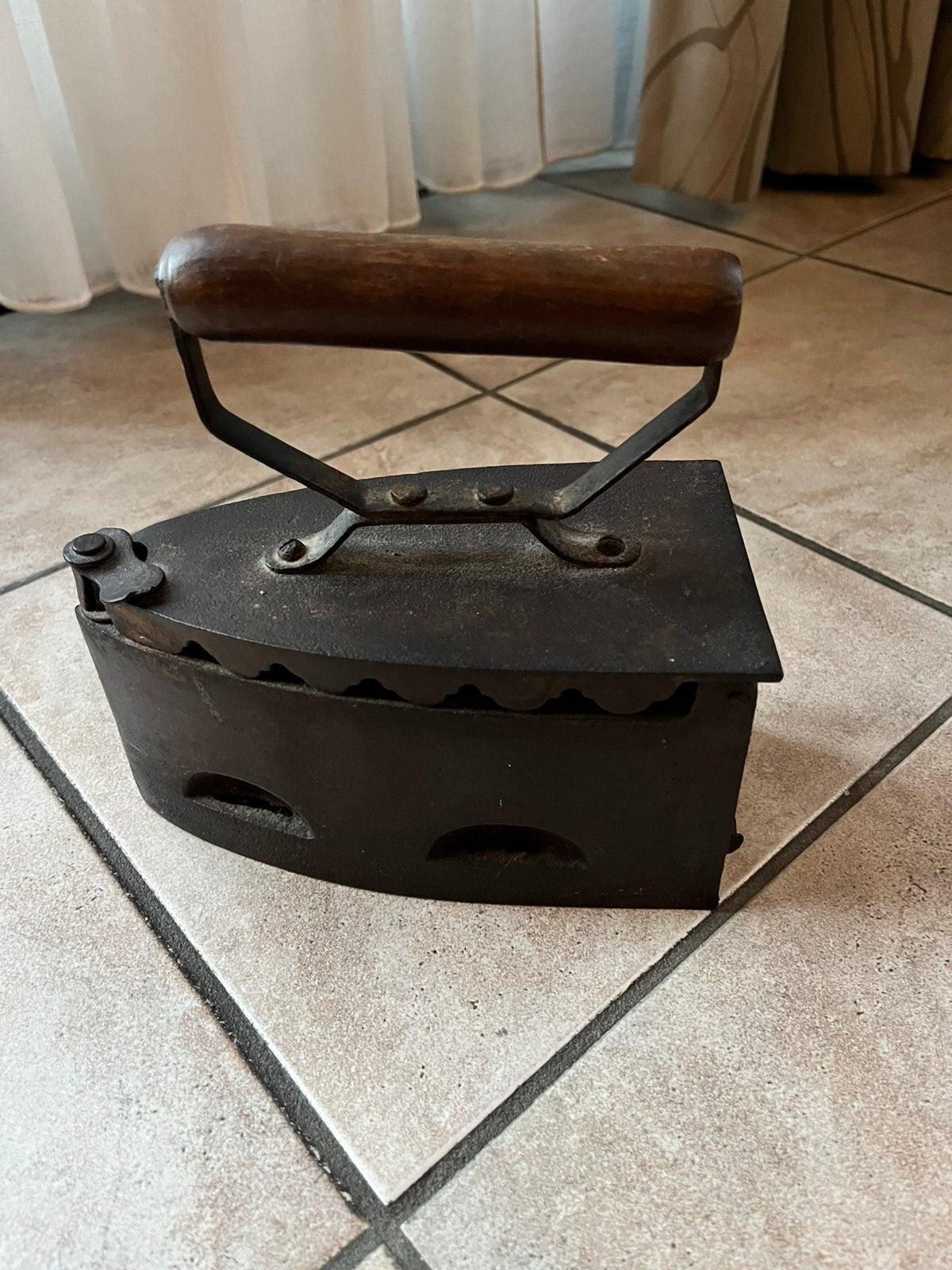 Antiek gietijzeren kolenstrijkijzer met houten handvat, Antiek en Kunst, Ophalen of Verzenden