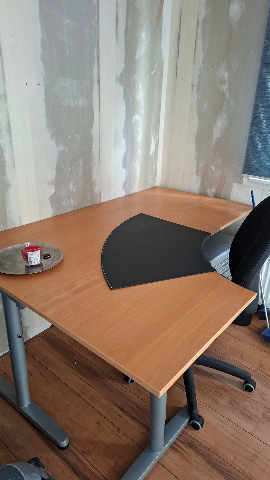 Hoekbureau 1.60 x 1.20m - Verstelbaar met bureaulegger, Ophalen, In hoogte verstelbaar, Gebruikt, Hoekbureau