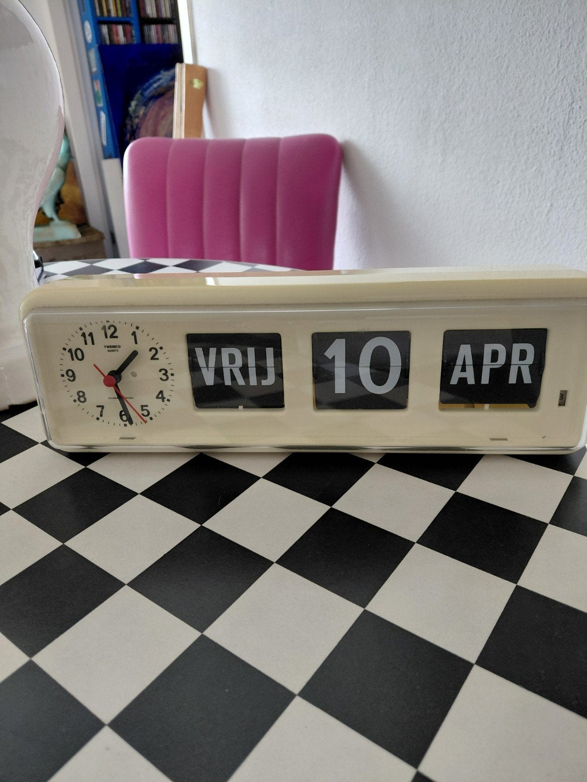 Twemco retro desing flipclock wandklok kalenderklok, Analoog, Ophalen of Verzenden, Retro, Overige merken