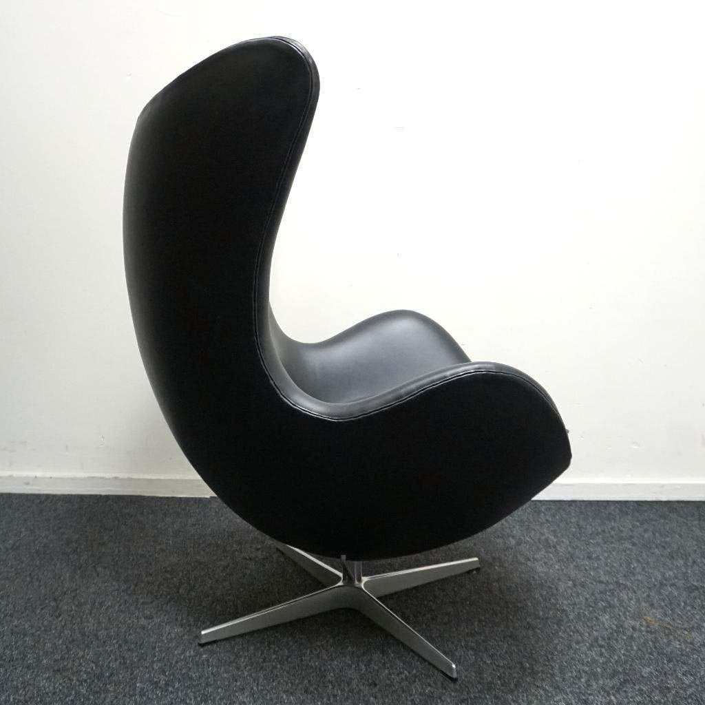 Fritz Hansen Egg Chair Fauteuil | Zwart Leer | Nieuwe stof, Huis en Inrichting, Gebruikt, -, -, 75 tot 100 cm