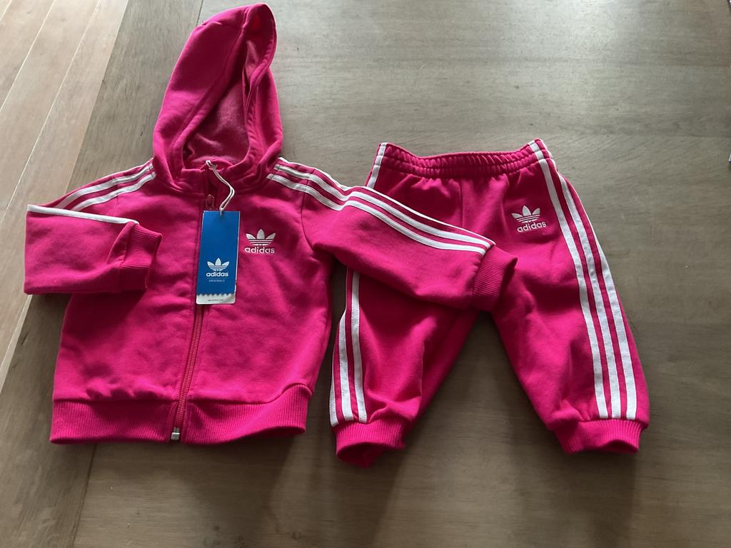 Gaaf Nieuw roze joggingpakje vest en broekje Adidas Orig, 74, Ophalen of Verzenden, Nieuw, Meisje, Setje