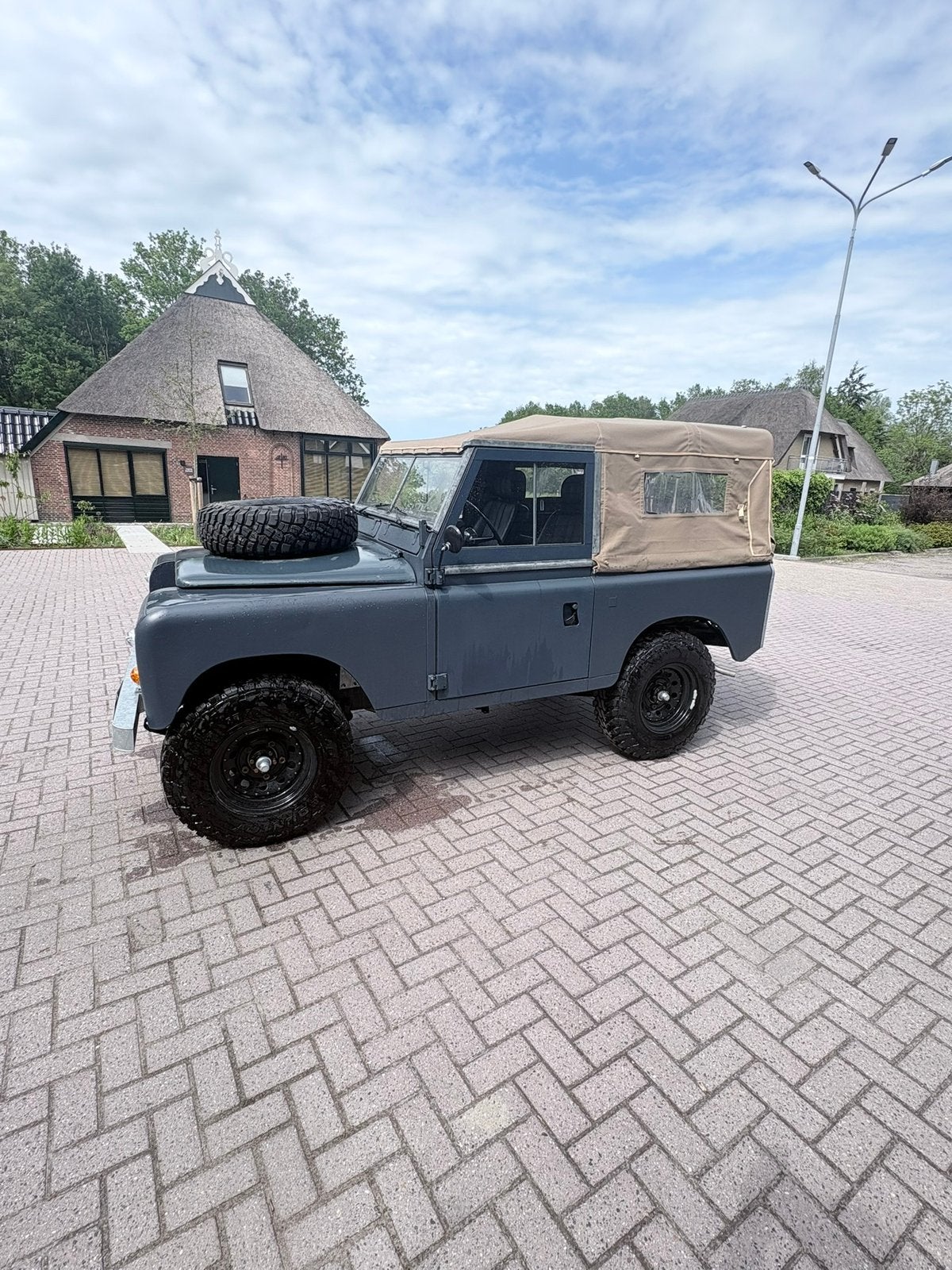 Unieke Land Rover 88 – klassieke Britse 4x4 uit 1975, Auto's, 2286 cc, 2020 kg, Zwart, Blauw