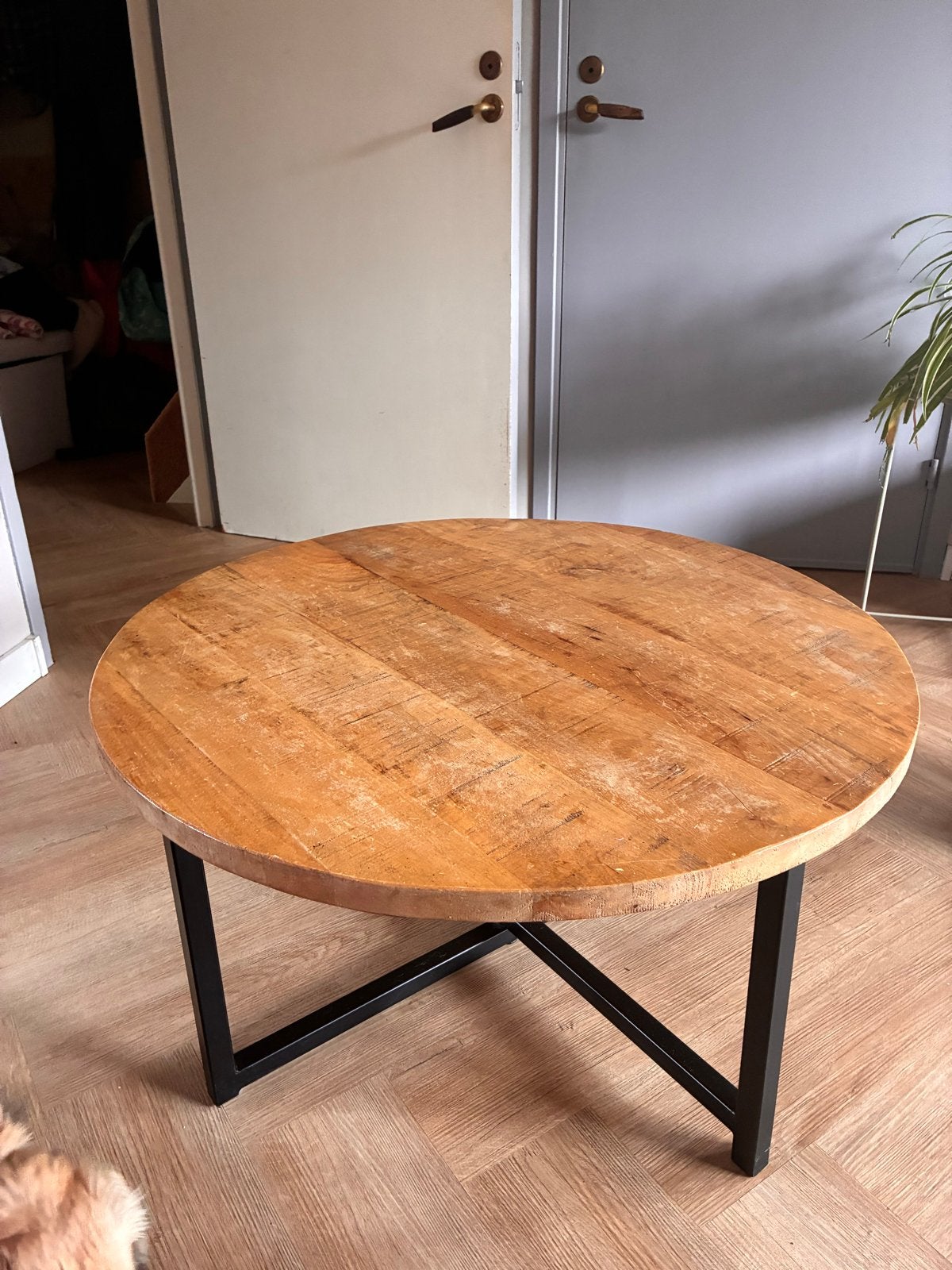 Ronde salontafel met houten blad en metalen onderstel, Huis en Inrichting, Gebruikt, Rond, 5 – 50, Overige houtsoorten