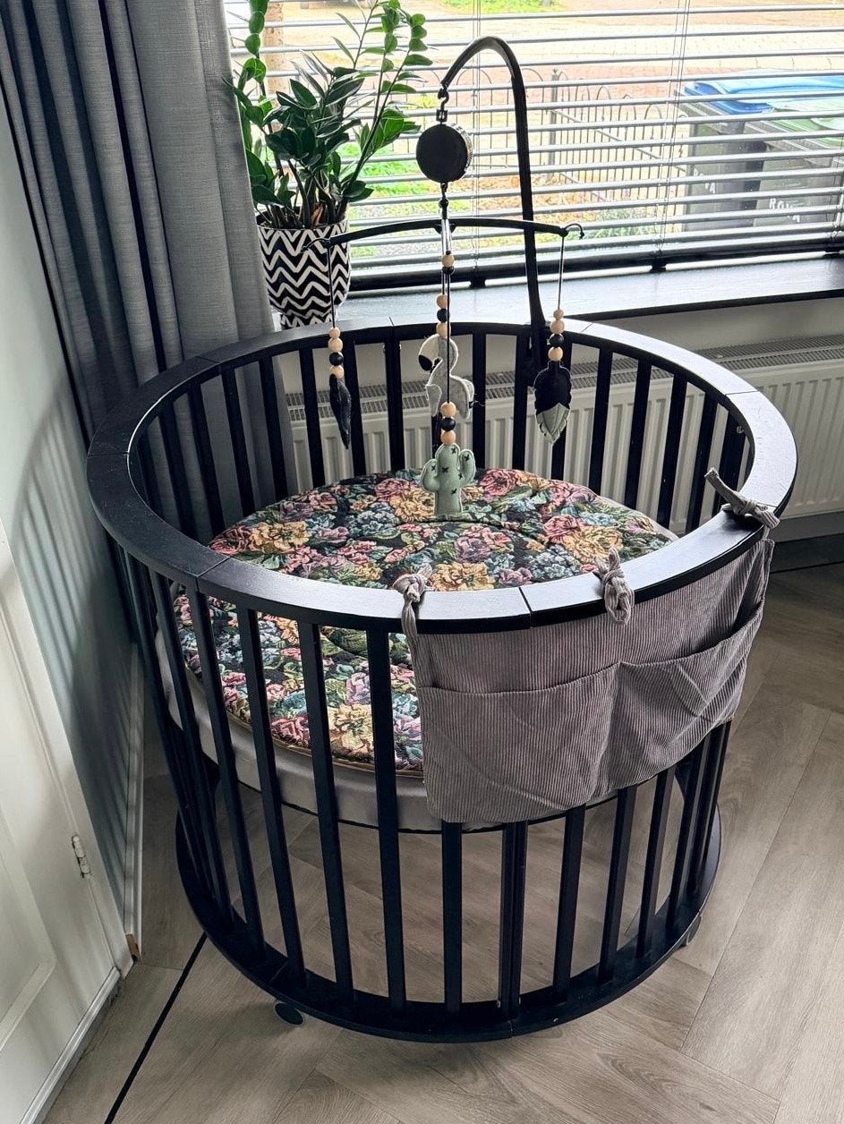 Ronde zwarte box op wieltjes met complete accessoires set, Ophalen, Zo goed als nieuw, Rond, Boxkleed