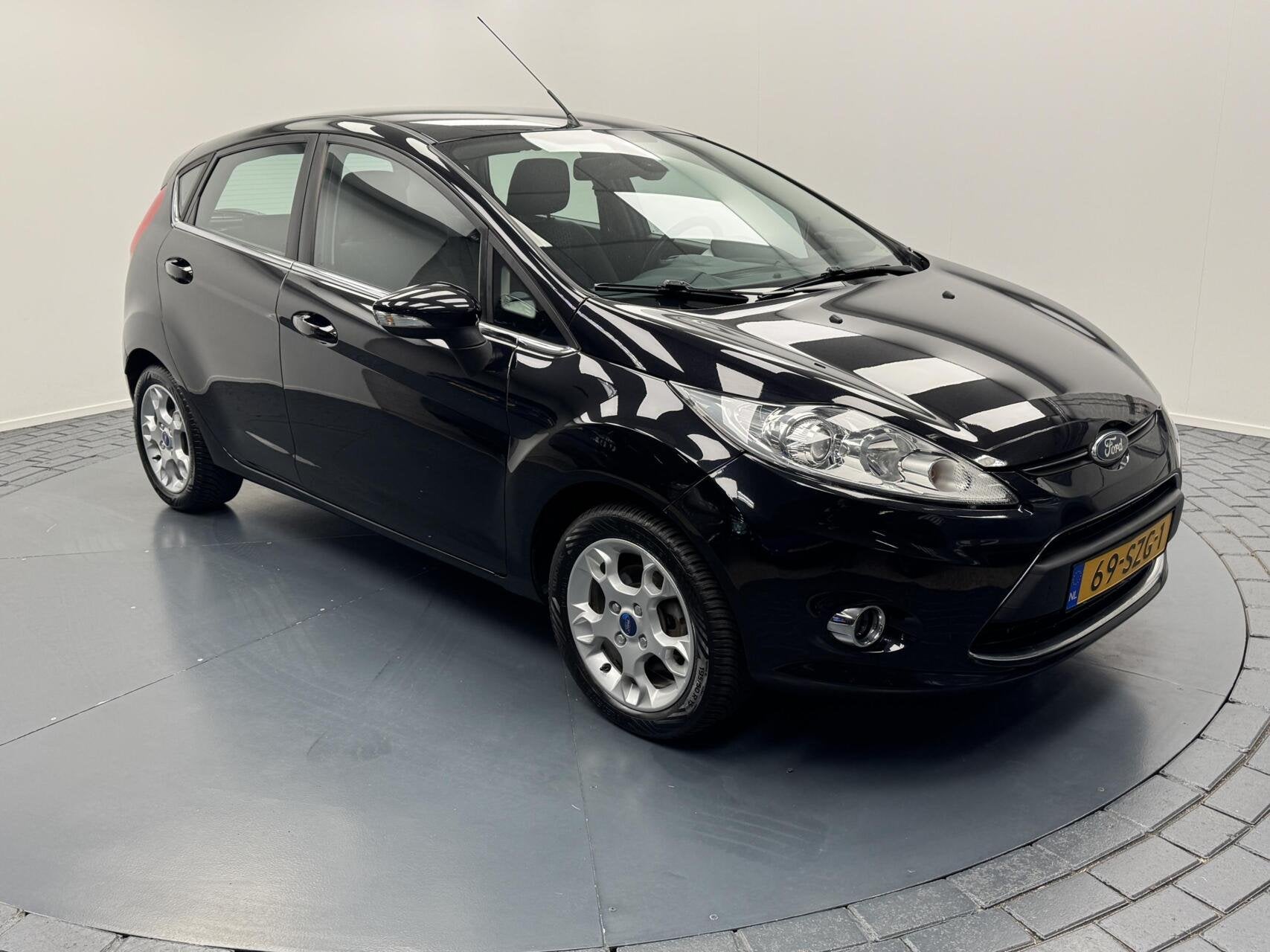 Ford Fiesta 1.25 Titanium Navigatie-Cr.contr-Clima-Parkeerse, Auto's, Voorwielaandrijving, Euro 5, Stof, Met garantie (alle)