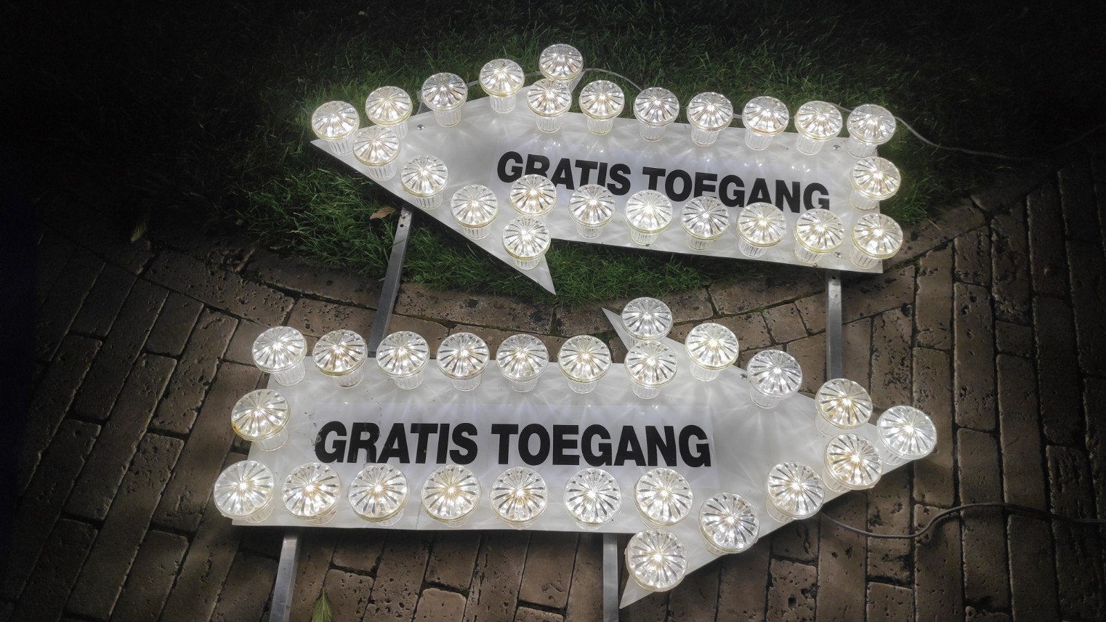 Verlichte Pijlen met kermisverlichting, Ophalen