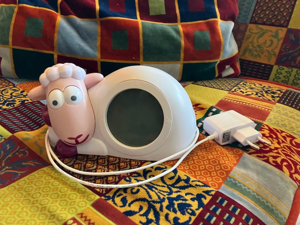 Schattige schapen slaaptrainer voor kinderen, Witgoed en Apparatuur, Wekkers, Ophalen of Verzenden, Zo goed als nieuw, Digitaal