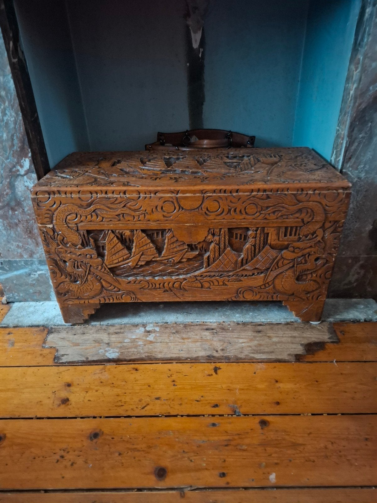 Antieke Chinese kist met houtsnijwerk, Ophalen of Verzenden