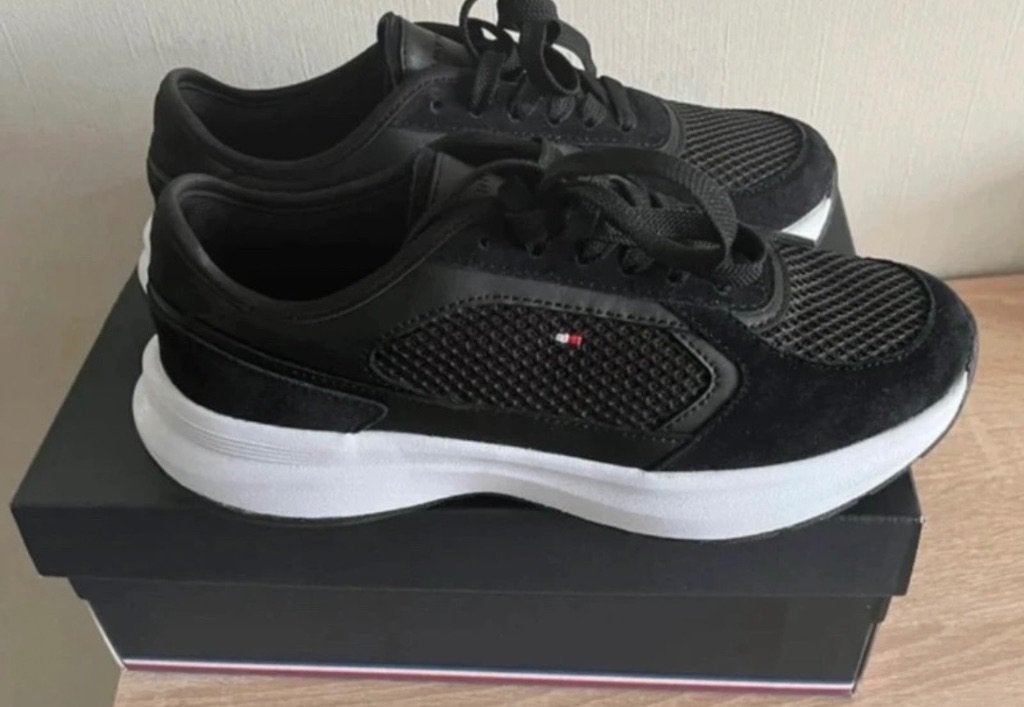 Mooie zwarte Tommy Hilfiger Sporty Runner/Mt37/In nieuwstaat, Zwart, Ophalen of Verzenden, Tommy Hilfiger, Sneakers of Gympen