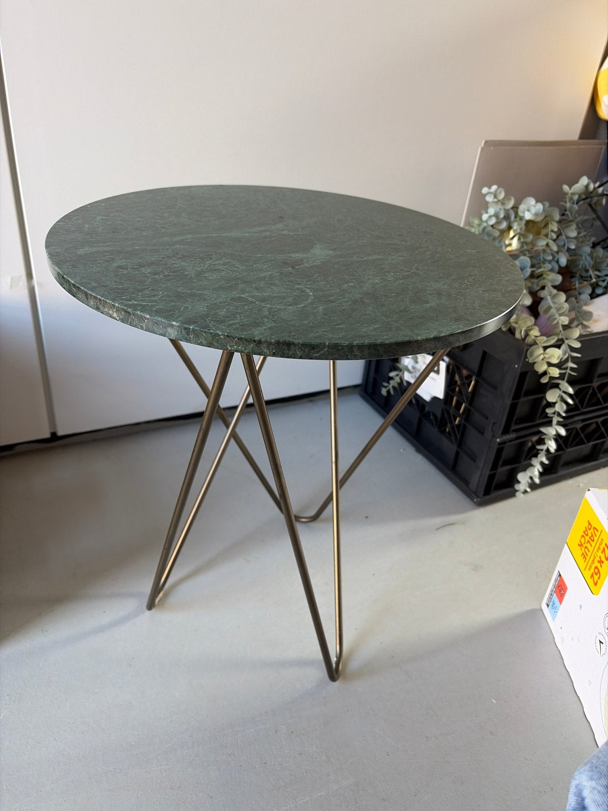 Bijzettafel met groen marmeren blad en messing poten, 45 tot 60 cm, Overige materialen, Minder dan 55 cm, Gebruikt