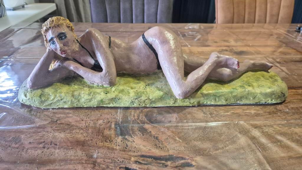 Figuratieve sculptuur van liggende vrouw, Ophalen