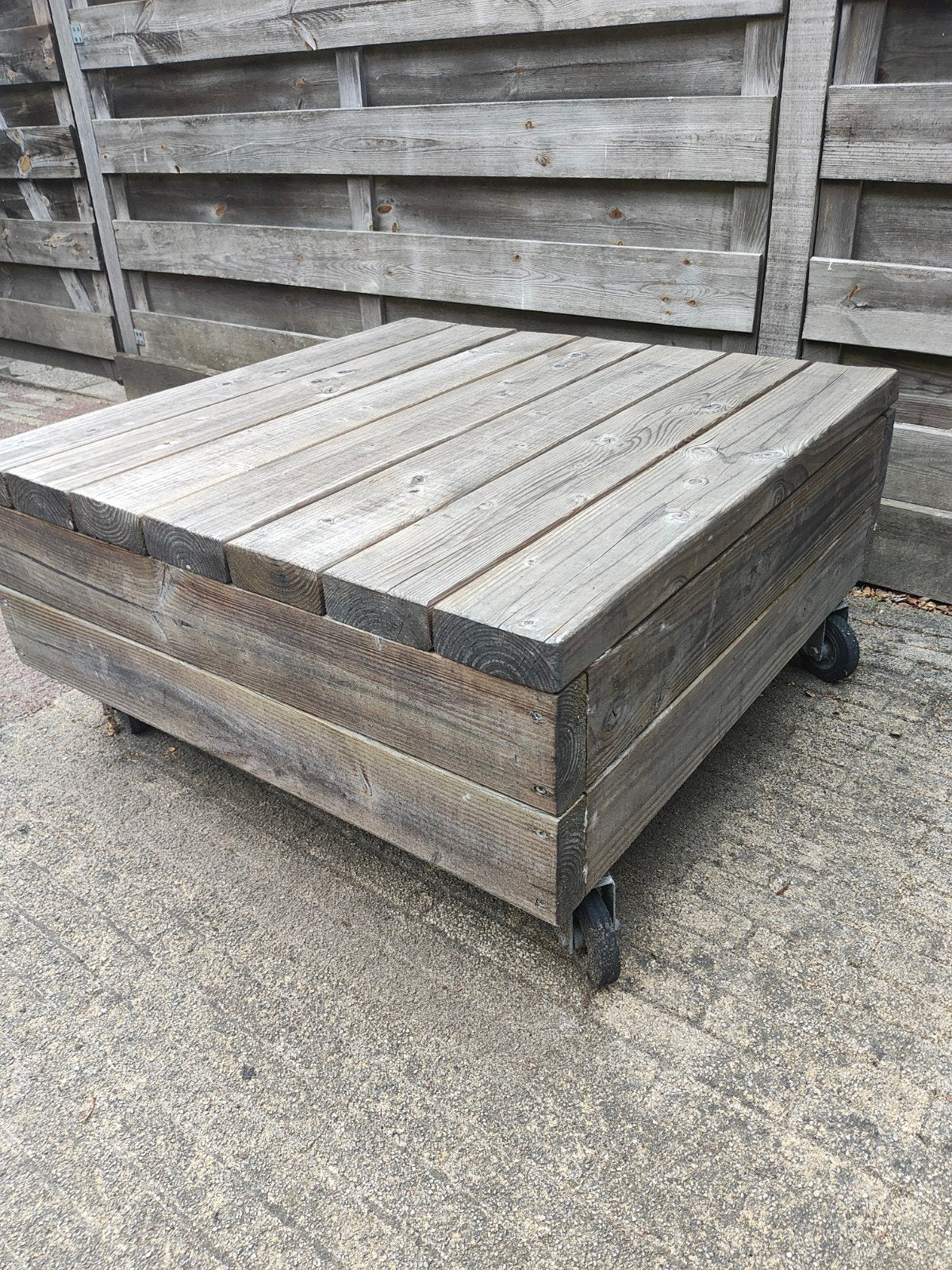 Massieve houten tuintafel met zwenkwielen (84x84x40cm), Ophalen, Gebruikt, Vierkant, Hout