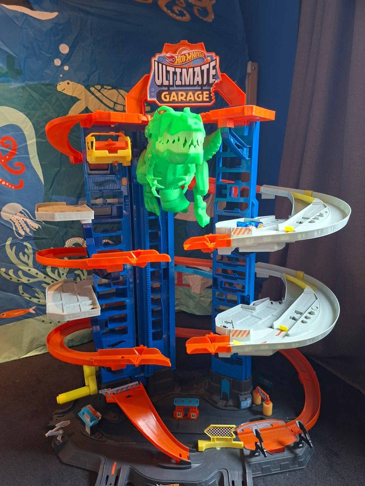 Hot Wheels Ultimate Dino Garage met 2 auto's, Ophalen, Zo goed als nieuw