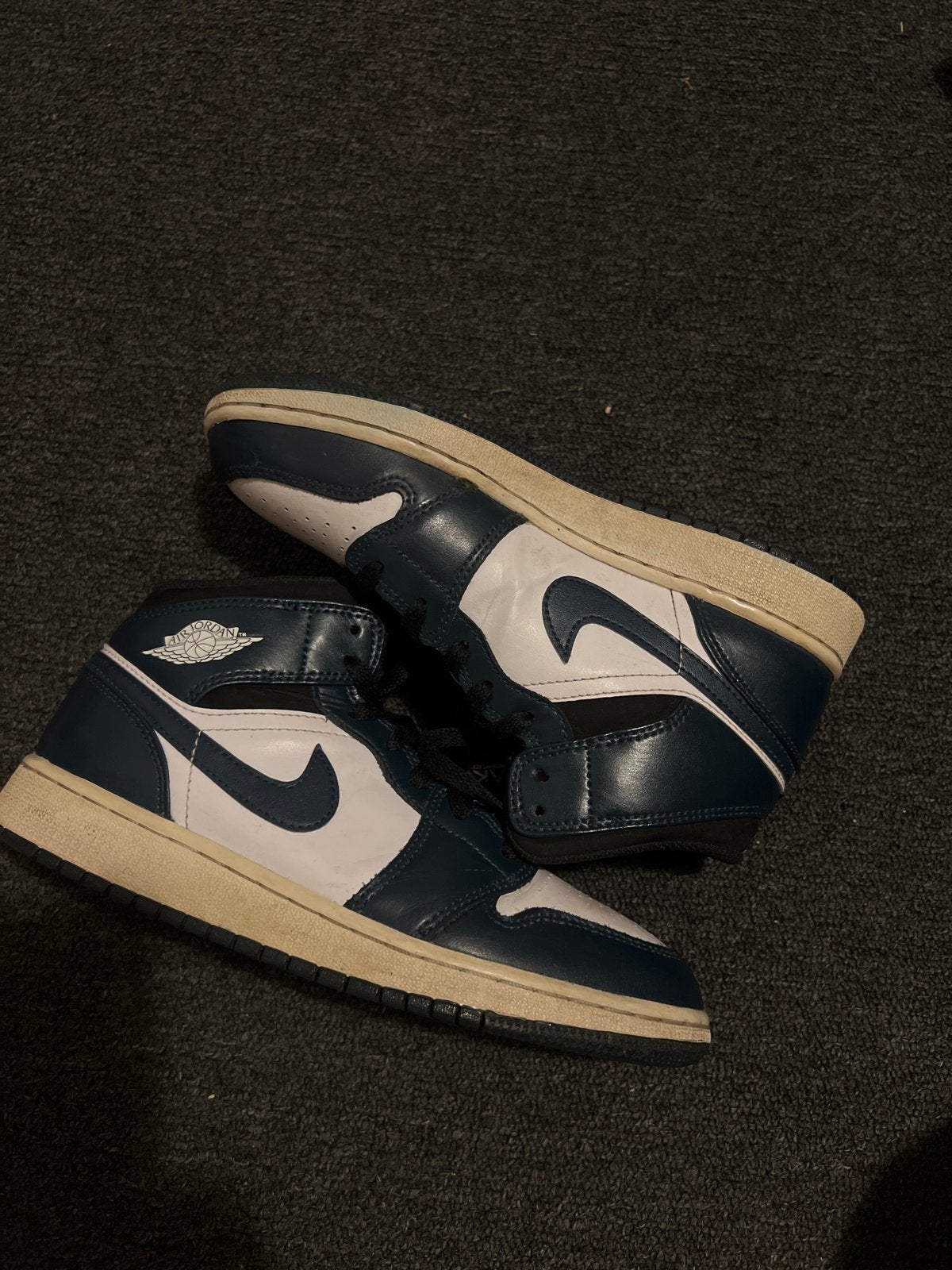 Nike Air Jordan 1 Mid - Donkerblauw/Wit, Kleding | Dames, Ophalen of Verzenden, Gedragen, Blauw, Sneakers of Gympen