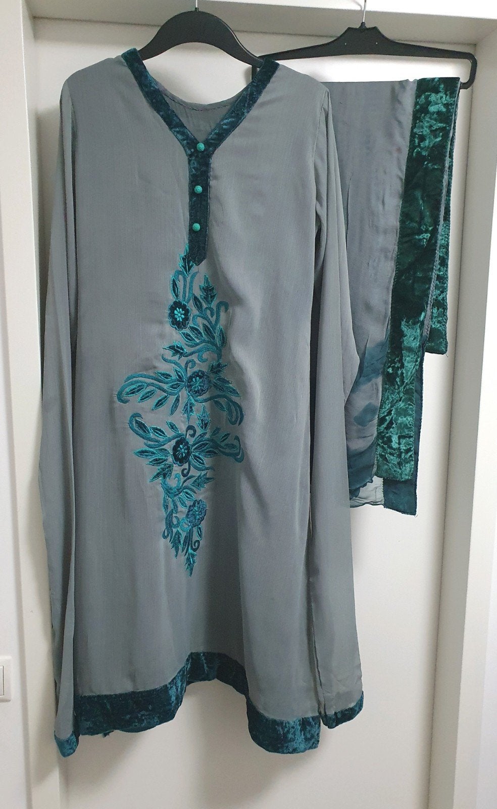Grijze jurk met turquoise borduursels en sjaal maat M, Maat 38/40 (M), Ophalen of Verzenden, Grijs, Onder de knie