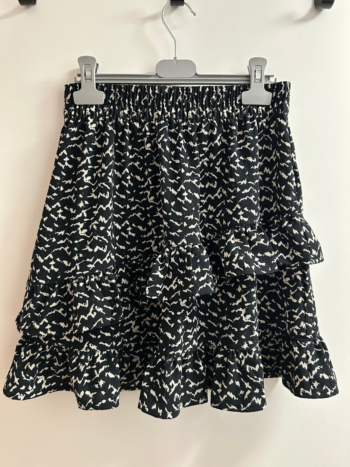 Zwart-wit gestreept rokje met ruches ONLY - Maat 34 (XS), Kleding | Dames, Rokken, Verzenden, Zwart, Zo goed als nieuw, Maat 34 (XS) of kleiner