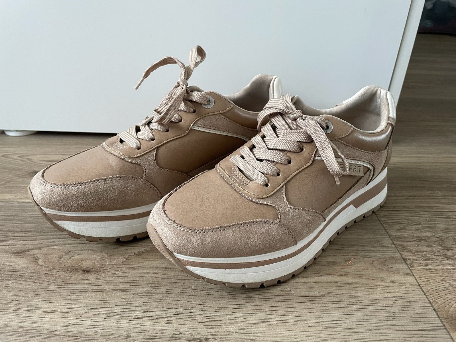 Zand kleur esprit sneakers maat 40, Beige, Ophalen of Verzenden, Sneakers of Gympen, Zo goed als nieuw
