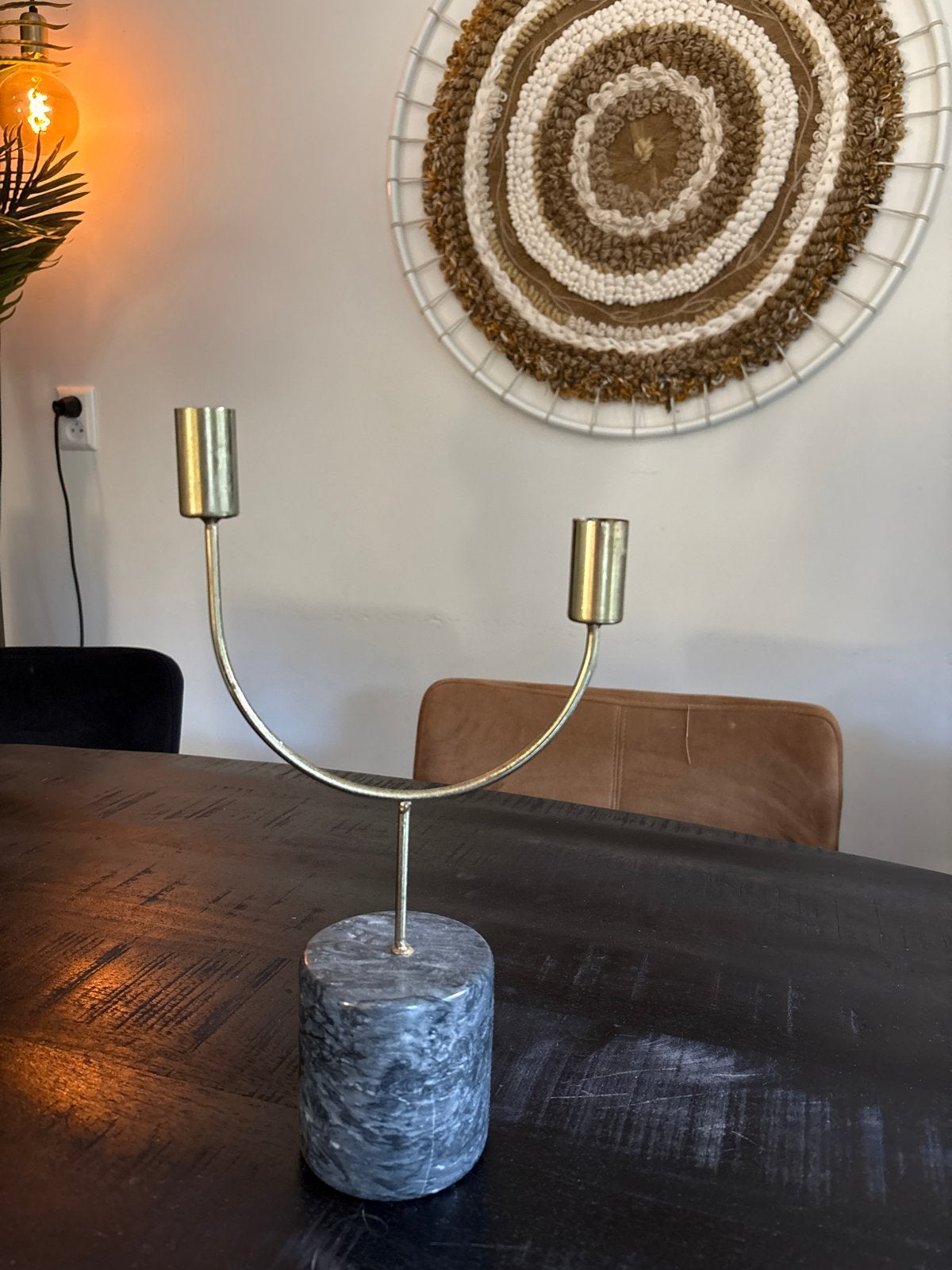 Moderne kandelaar met marmeren voet en gouden accenten, Ophalen of Verzenden, Zo goed als nieuw, Metaal, Kandelaar
