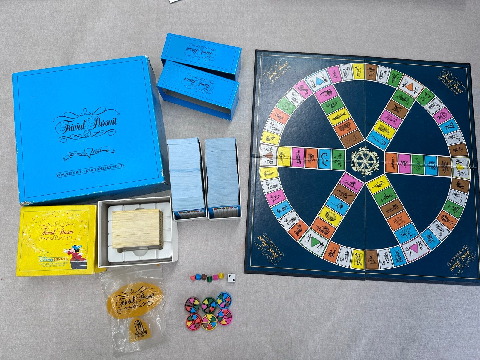 Trivial Pursuit Disney Mini-Set + Basisspel, Drie of vier spelers, Ophalen of Verzenden, Zo goed als nieuw